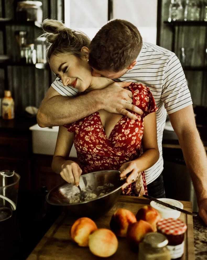 Вместо завтрака молодая жена приготовила мужу секс на кухне
