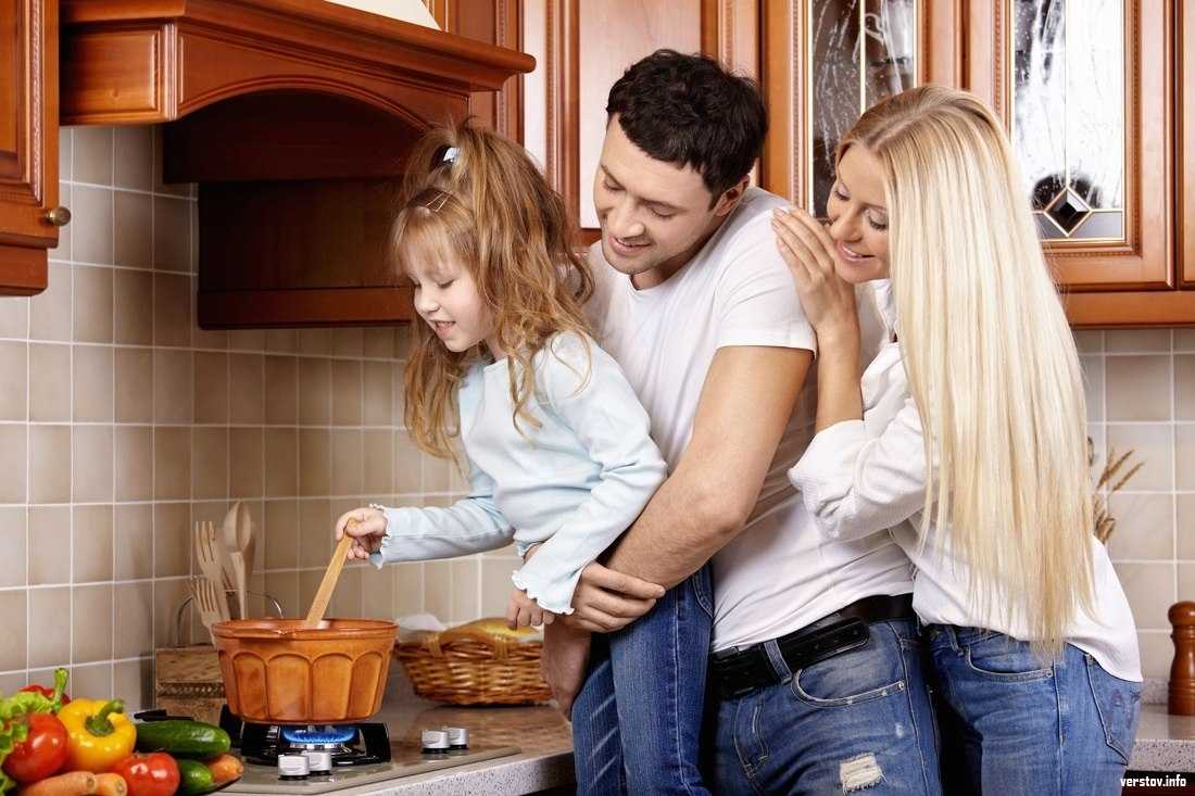 Русская жена исполняет супружеские обязанности на кухне