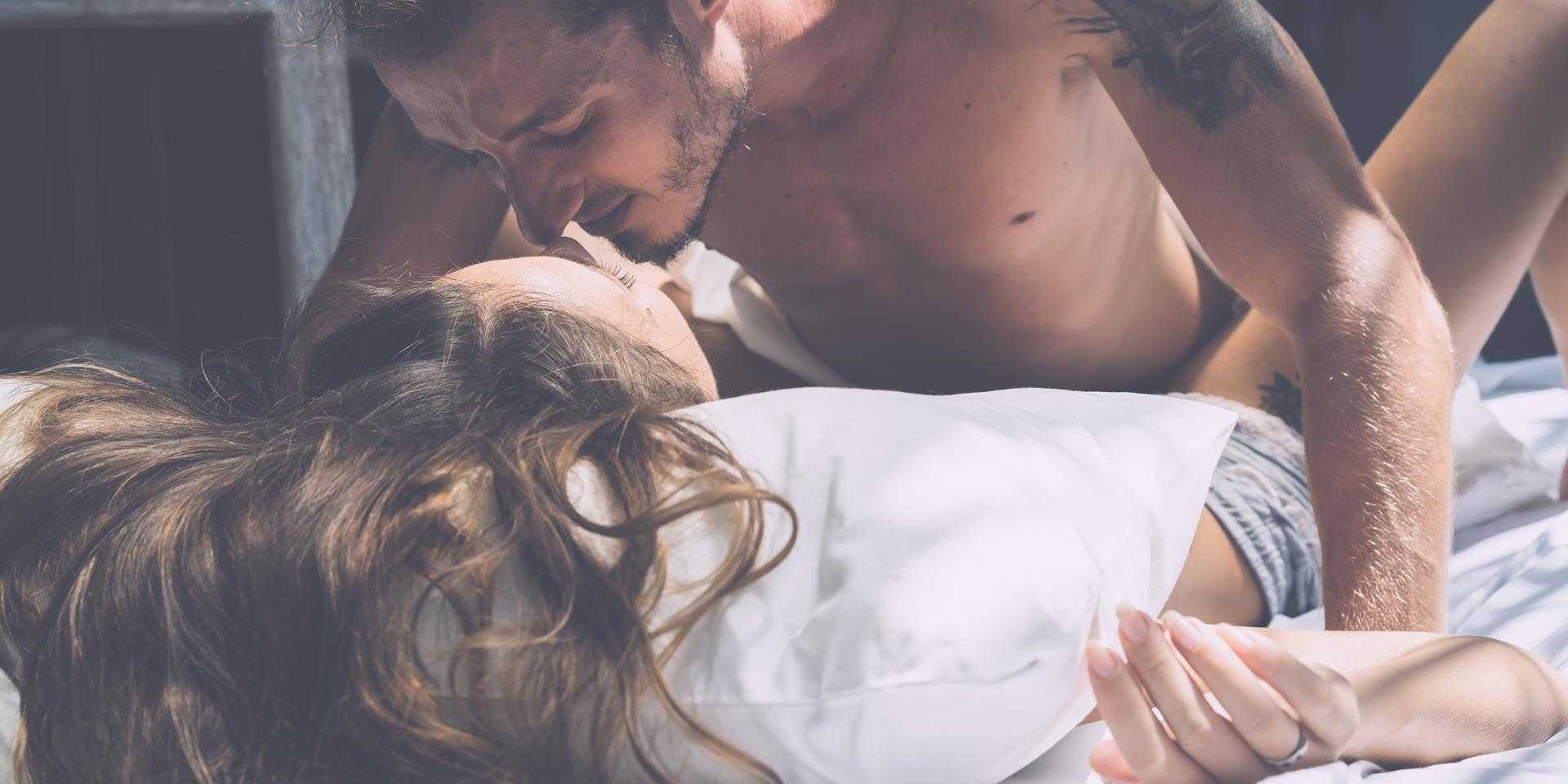 Влюблённая русская парочка в постели получает наслаждение от бурного секса