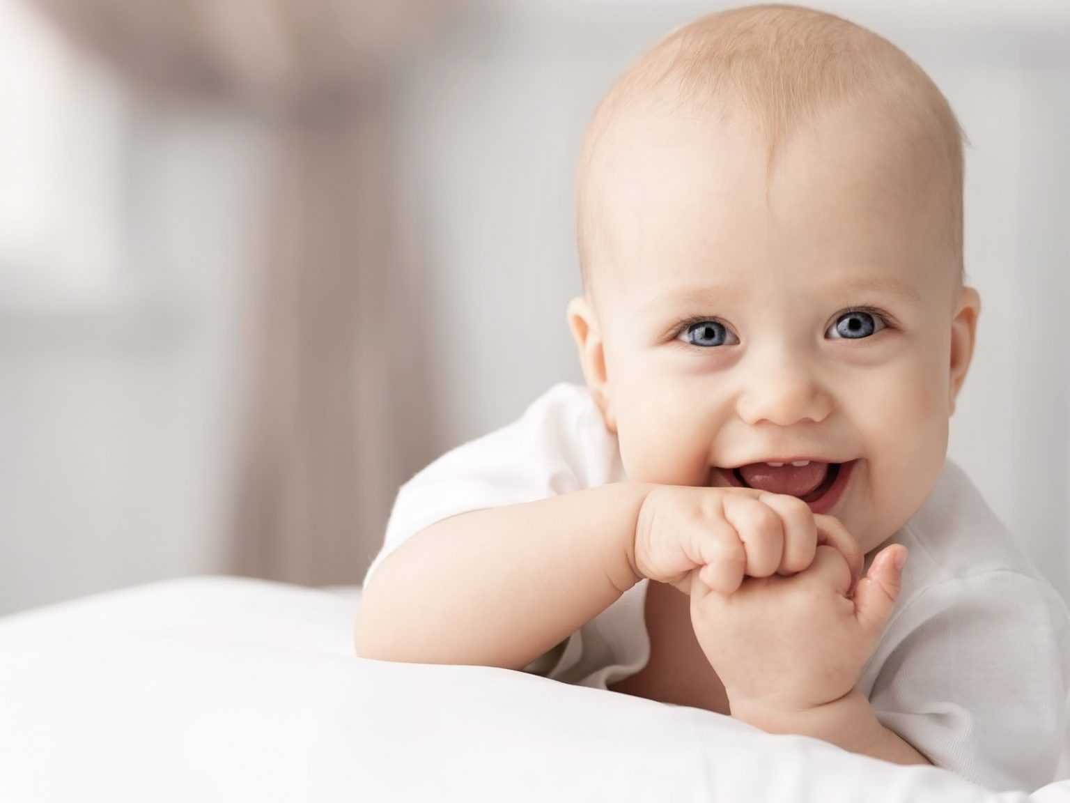 Во сколько месяцев ребенок начинает осознанно улыбаться, что может вызвать улыбку у малыша?