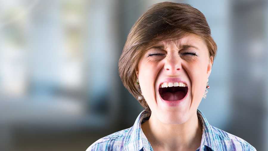 Беспричинный смех и раздражительность — симптомы нарушений в организме