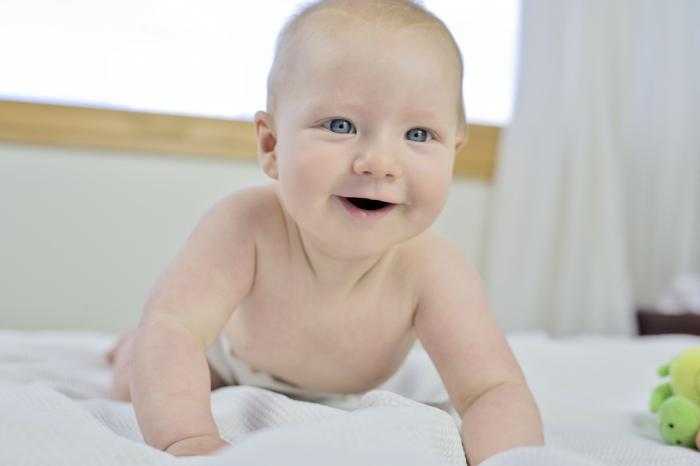 Во сколько дети начинают улыбаться? - medical insider