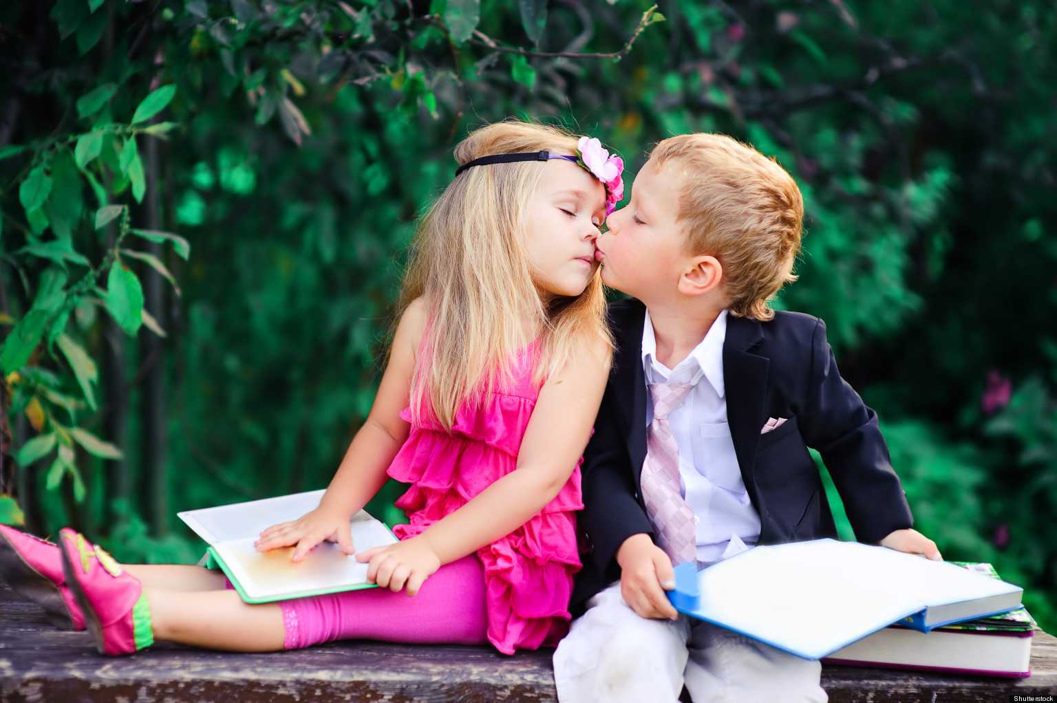 Покажи девочки мальчики поцелуют. Любовь к ребенку. Мальчик и девочка любовь. Детский поцелуй. Школьная любовь.