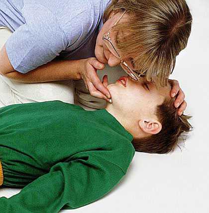 Почему ребенок может упасть в обморок, как оказать первую помощь при потере сознания?