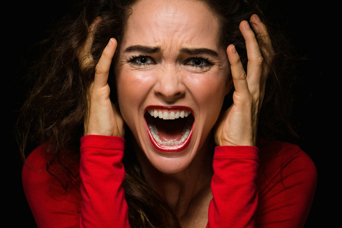 Нервный смех: почему мы смеемся, когда нервничаем?