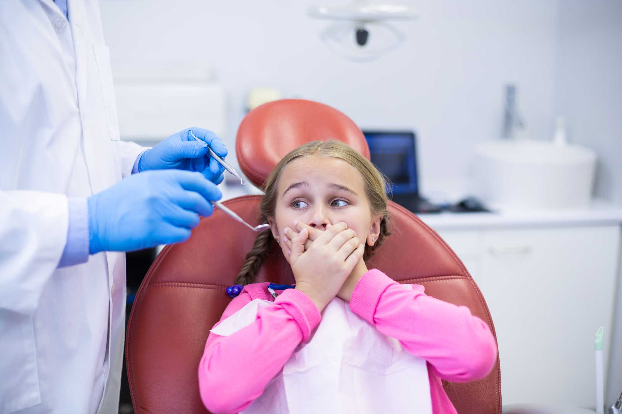 Врач напугать ребенка. Ребенок боится стоматолога. Ребенок на приеме у стоматолога. Страх в стоматологии у детей.