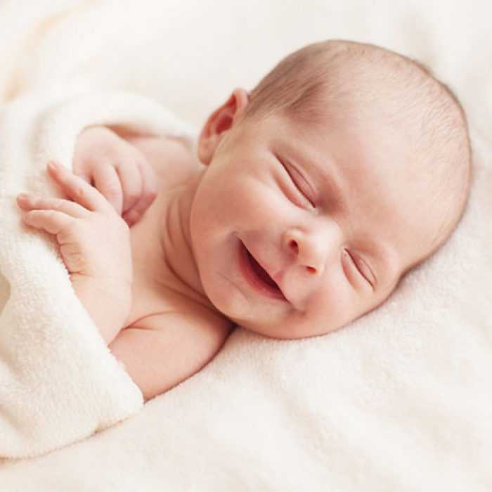 Когда новорожденные дети начинают улыбаться?
