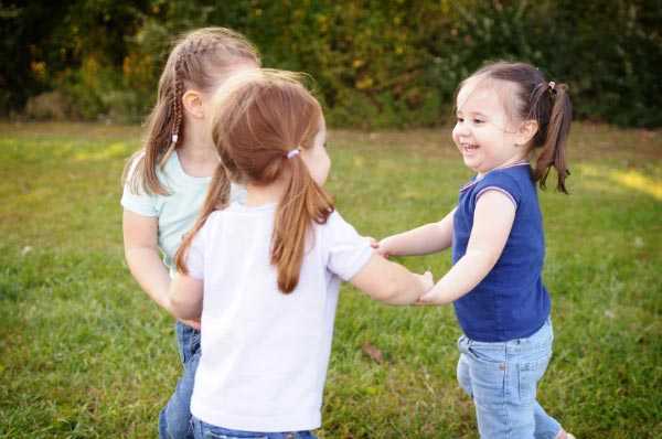 Как научить ребенка общаться со сверстниками