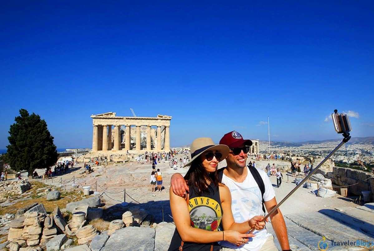 Человек живущий в греции. Акрополь туристы. Афины туристы. Греция туризм. Познавательный туризм Греция.