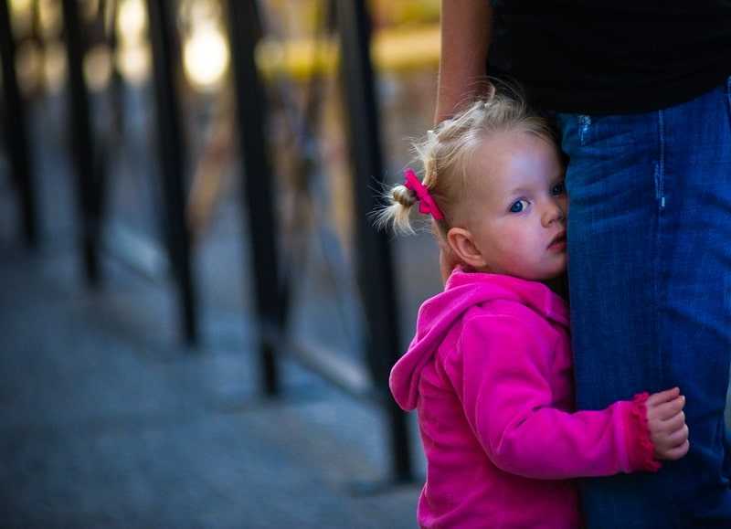 Застенчивый ребенок: как ему помочь преодолеть стеснение - parents.ru