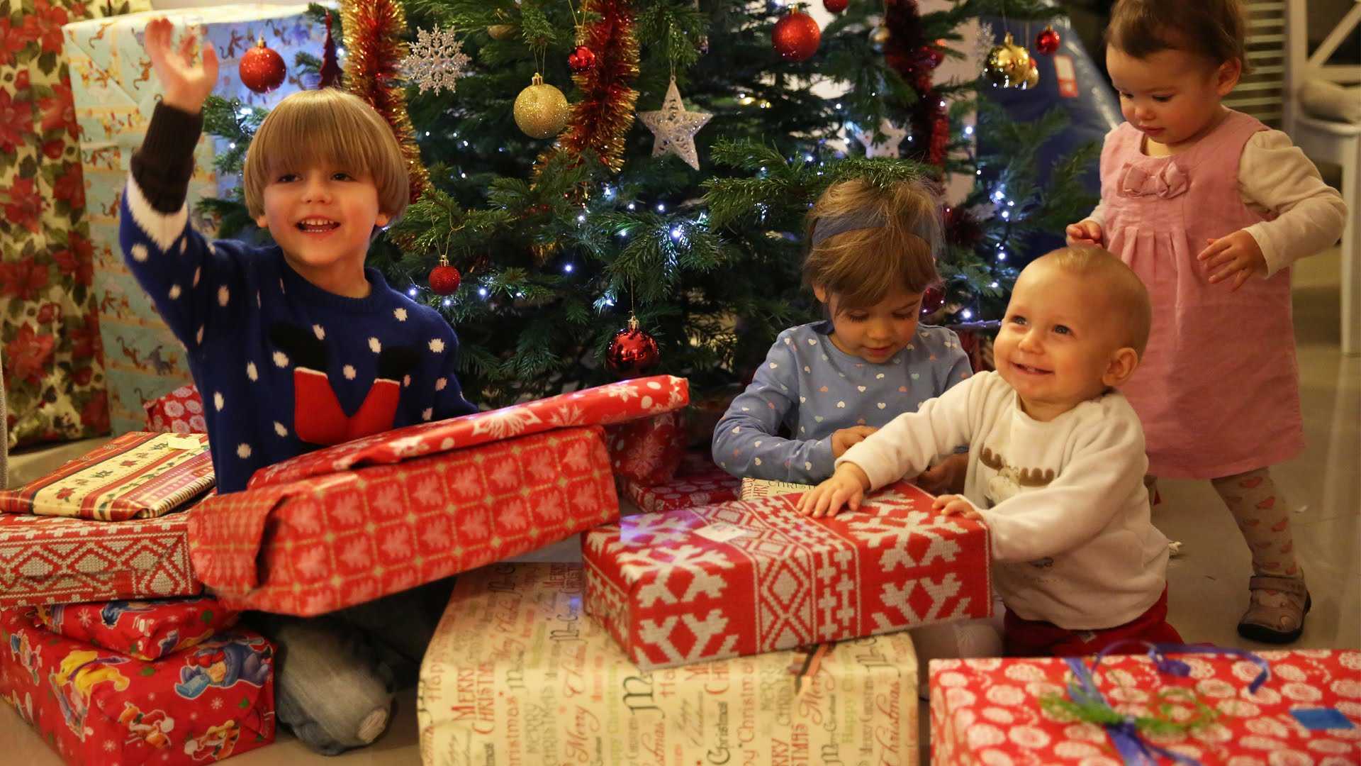 Новогодние подарки детдомовцам – дарить или не дарить?