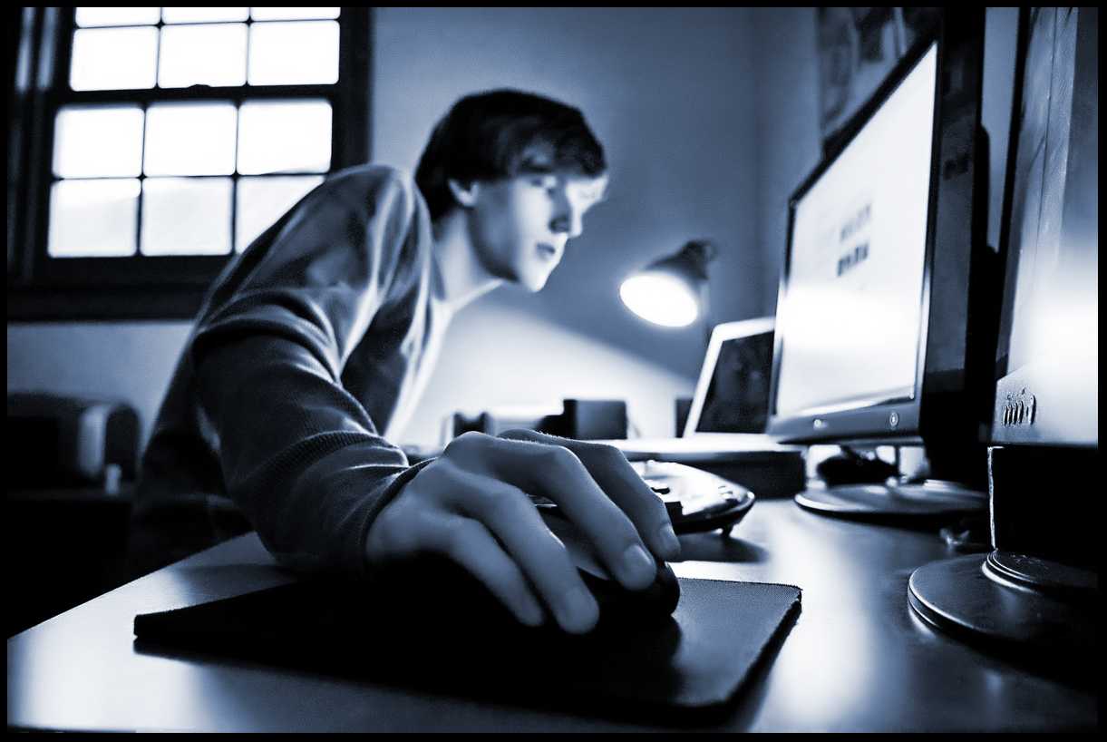 Влияние социальных сетей на поведение. Подросток за компьютером. Компьютер и человек. Подросток и компьютер. Человек за компьютером.