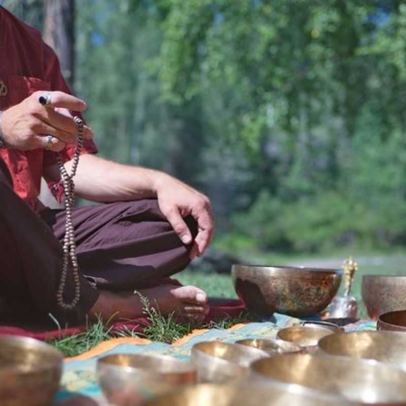 Слушать тибетскую медитацию. Поющие чаши. Звукотерапия. Чаша для медитации. Медитация с поющими чашами. Массаж тибетскими чашами.