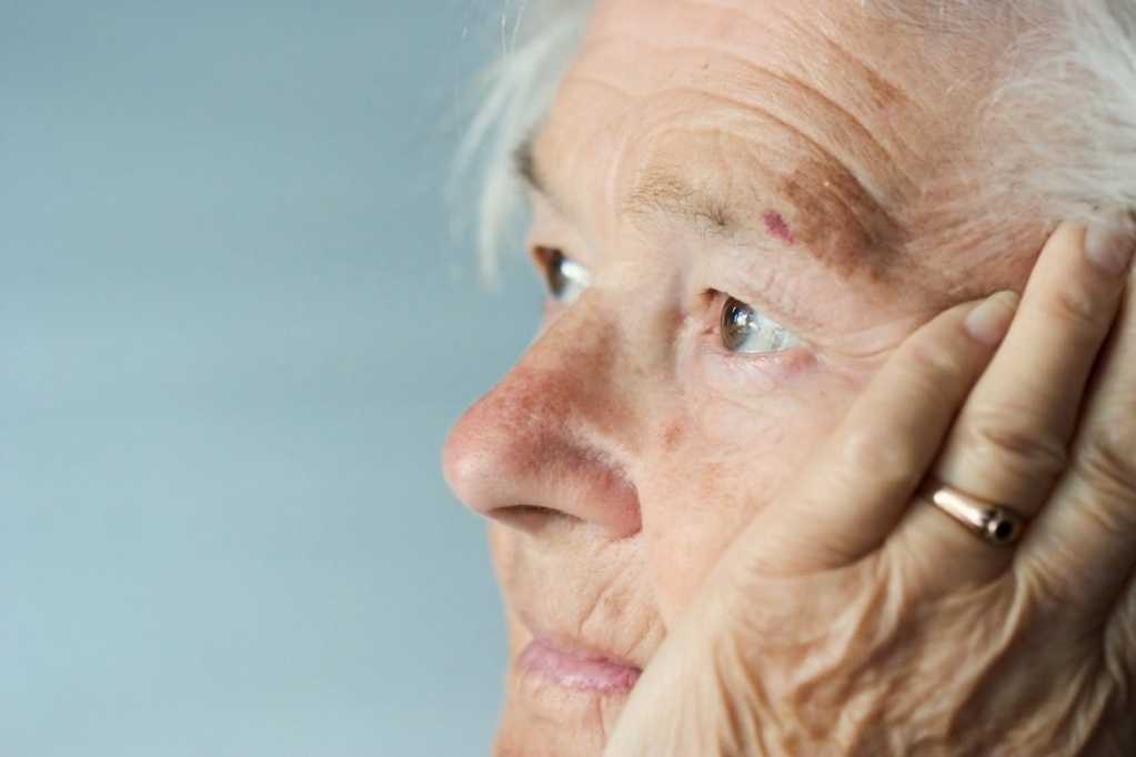 Что такое деменция у пожилых людей и какие симптомы расскажут о заболевании?