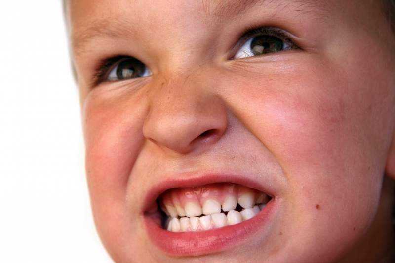 Почему ребенок скрипит зубами во сне: причины и решения | lisa.ru