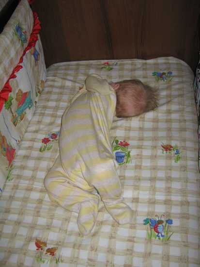 Попить, пописать и погладить спинку: почему ребенок не засыпает самостоятельно