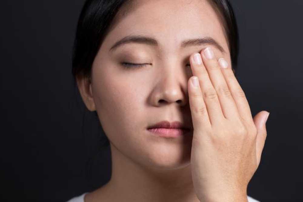 Нервный тик глаза: причины, лечение, что делать и как остановить