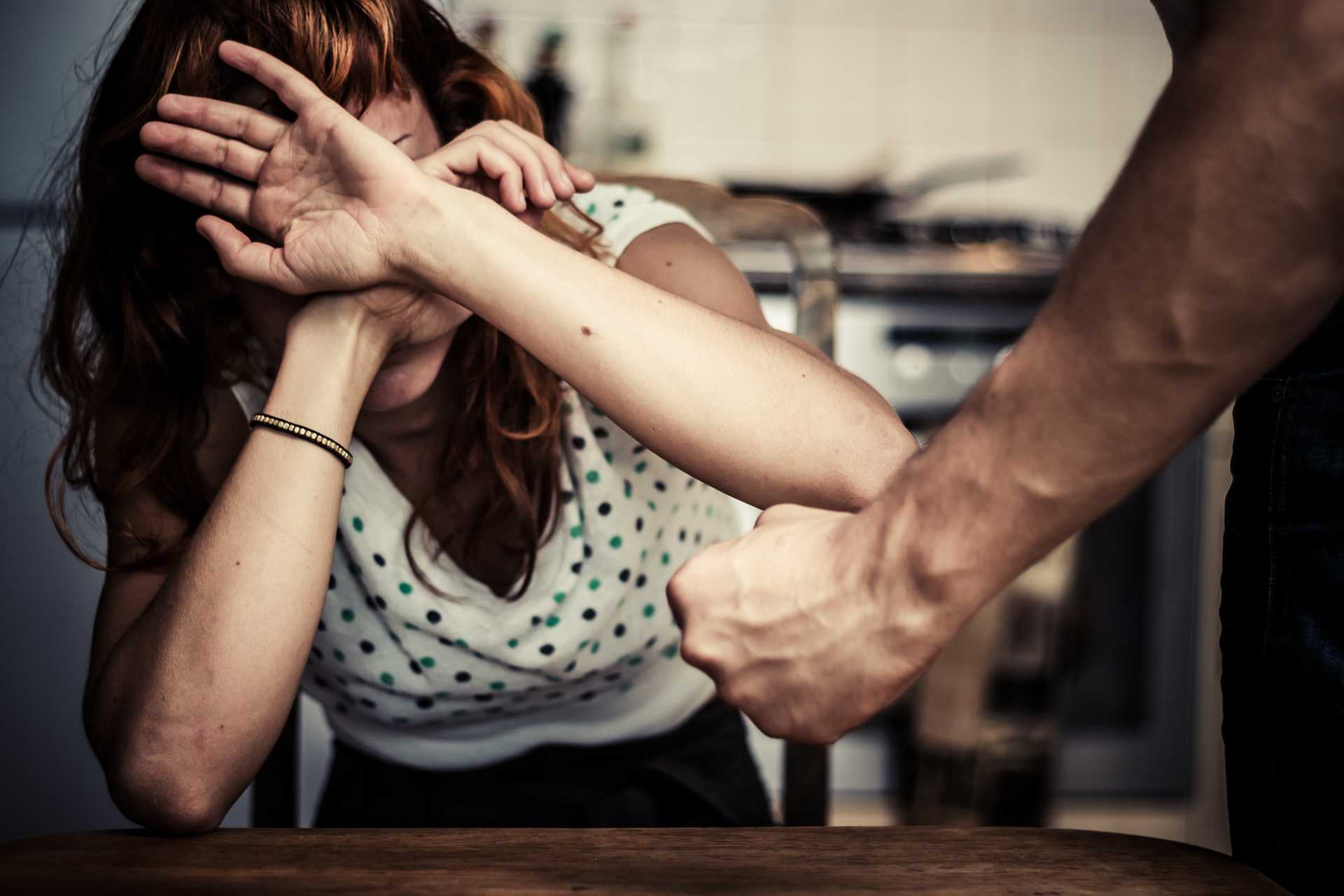 Что делать женщине, если она столкнулась с домашним насилием - лайфхакер