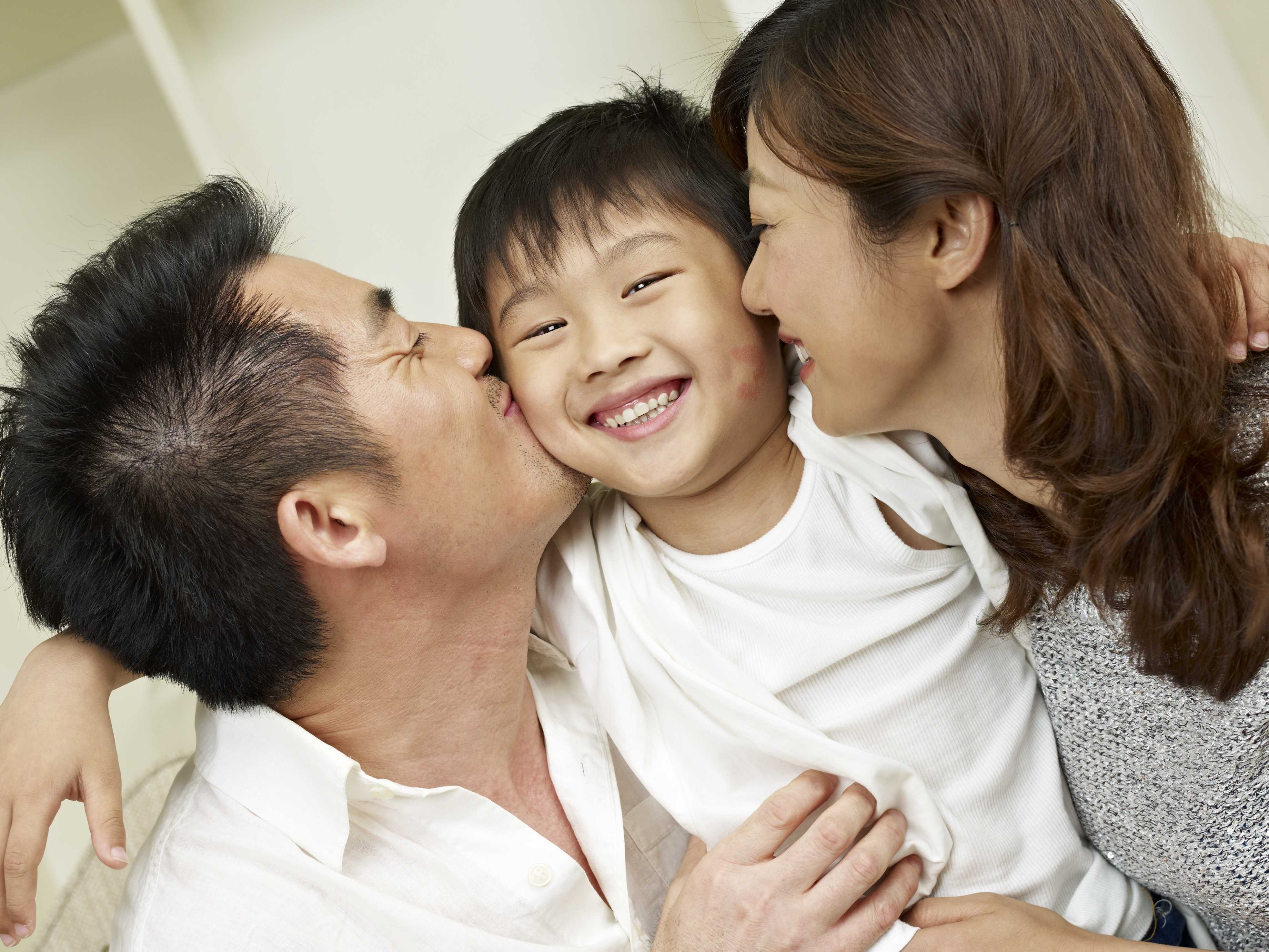 Китайская мама японская мама. Семья на китайском для детей. Китайские дети с родителями. Японская семья. Китайская семья с одним ребенком.