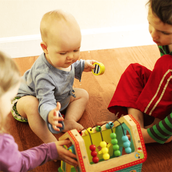 Как научить ребенка делиться игрушками или едой