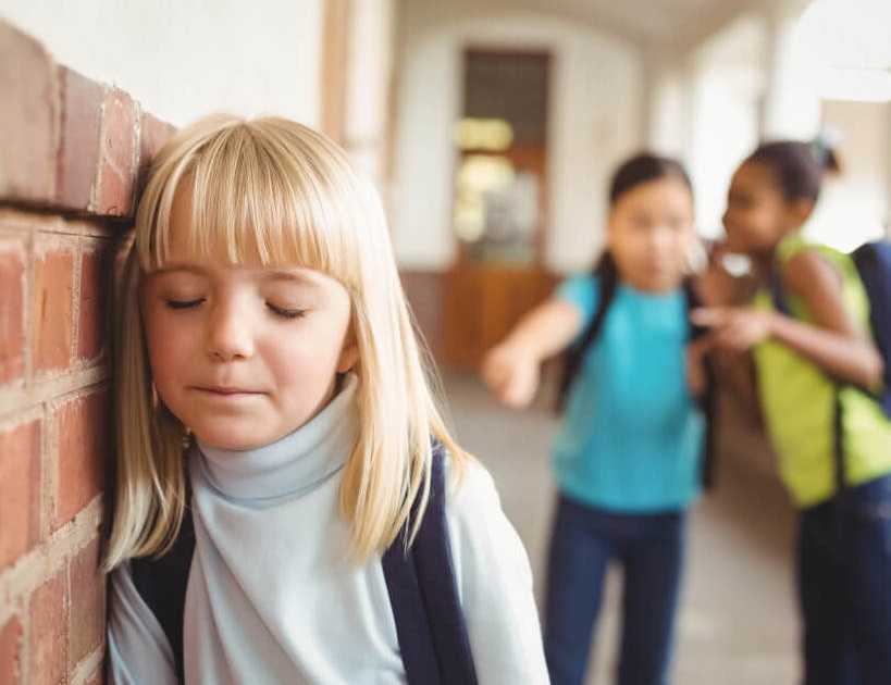 Ребенок ни с кем не общается в школе. проблема зачастую начинается с родителей