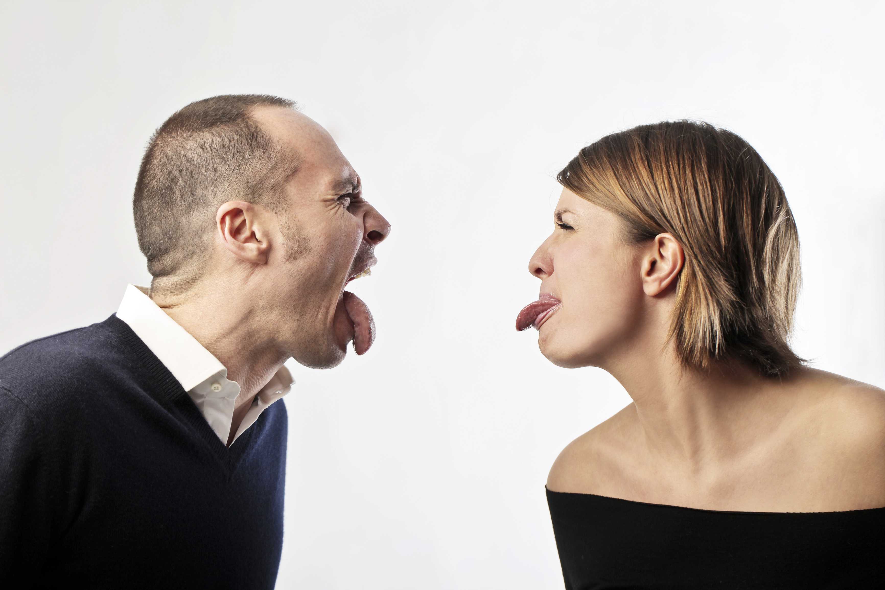 Общение на языке данных. Женская агрессия. Мужчина и женщина эмоции. Ссора. Мужчина и женщина спорят.