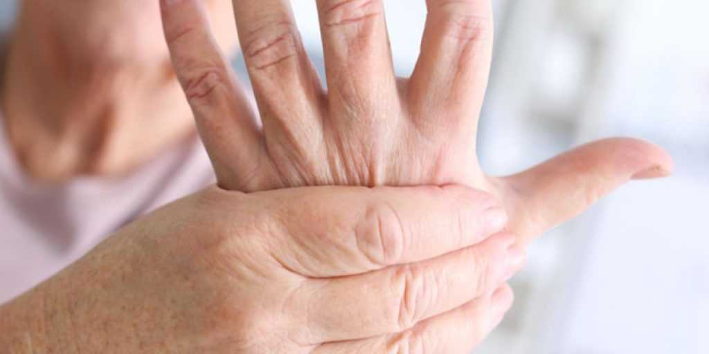 Трясутся руки у пожилых: причины тремора, что делать если сильно трясутся руки у пожилого человека, при какой болезни возникает дрожь в руках