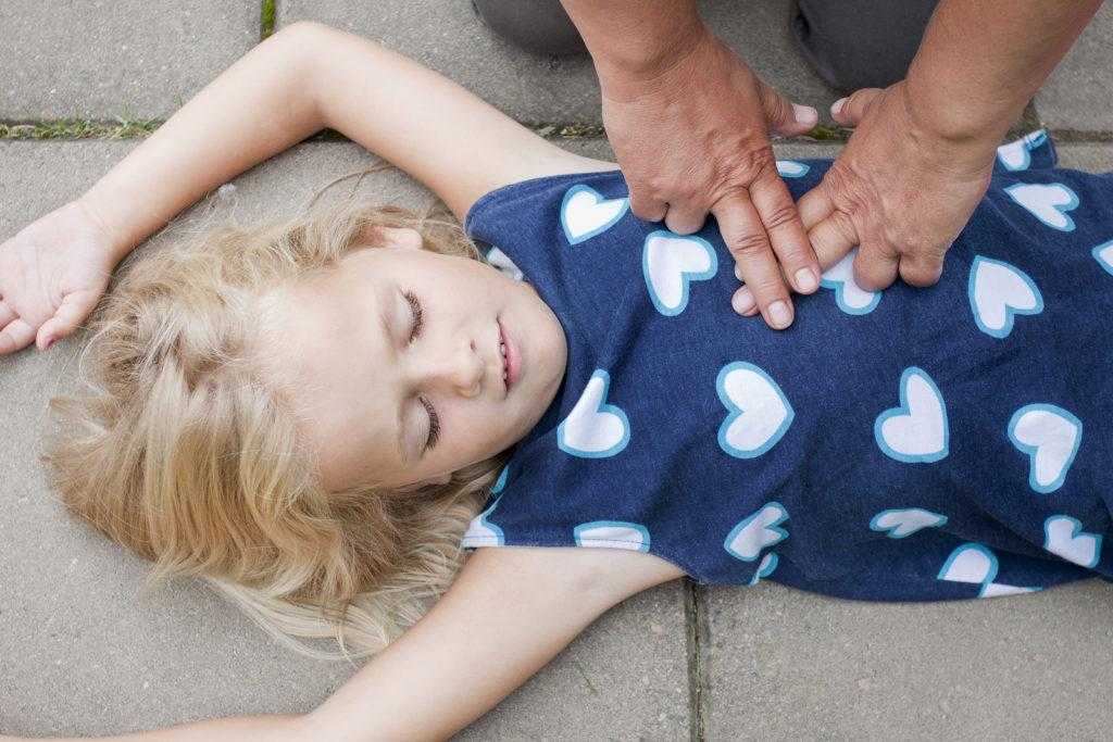 Потеря сознания ребенком - причины, первая помощь
