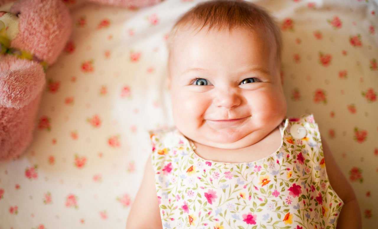 Когда новорожденный начинает улыбаться маме и осознанно смеяться
