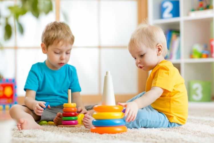 Как научить ребенка делиться игрушками и сладостями