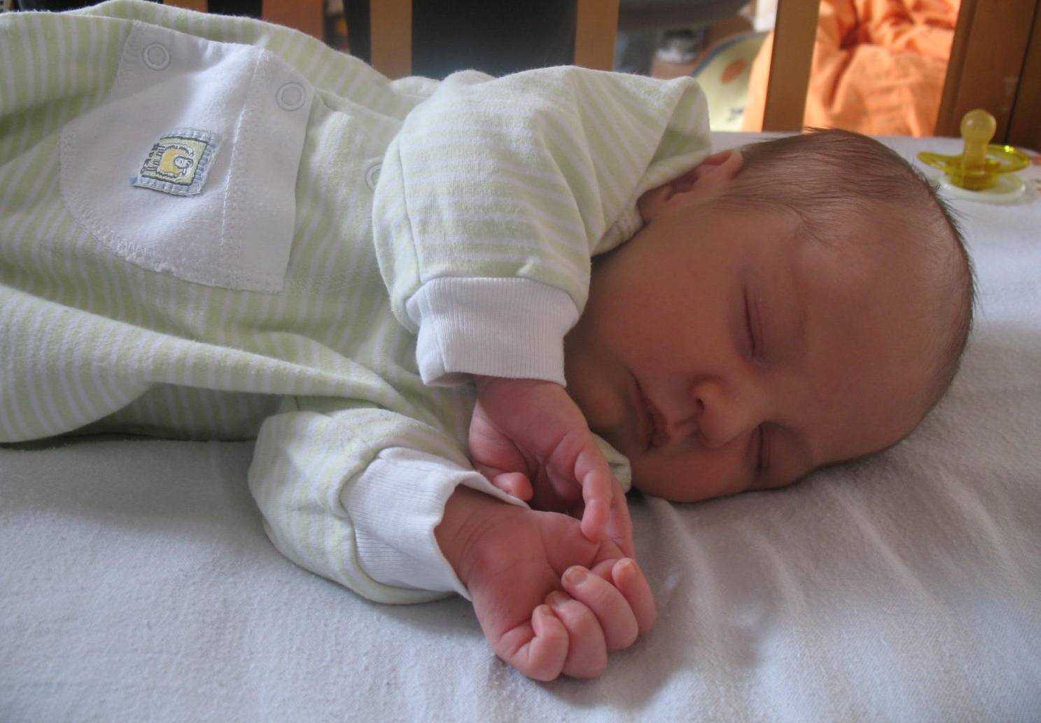 Когда можно выкладывать ребенка. Позы для сна новорожденного. Сон на боку новорожденного. Правильная поза для сна новорожденного.