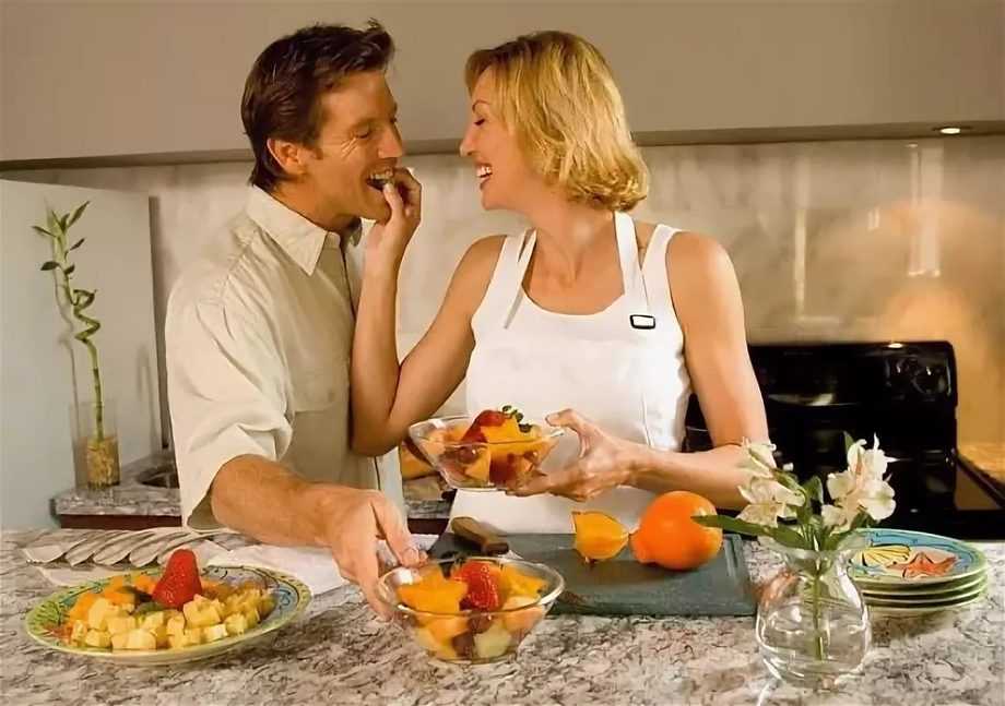 Муж делится женой видео. Мужчина и женщина ужинают. Мужчина и женщина завтракают. Мужчина и женщина обедают. Мужчина и женщина ужин дома.