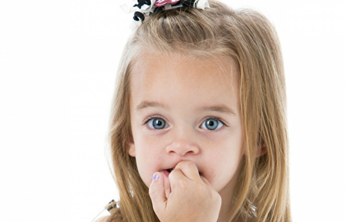 Почему ребенок грызет ногти: причины, советы психолога, что делать