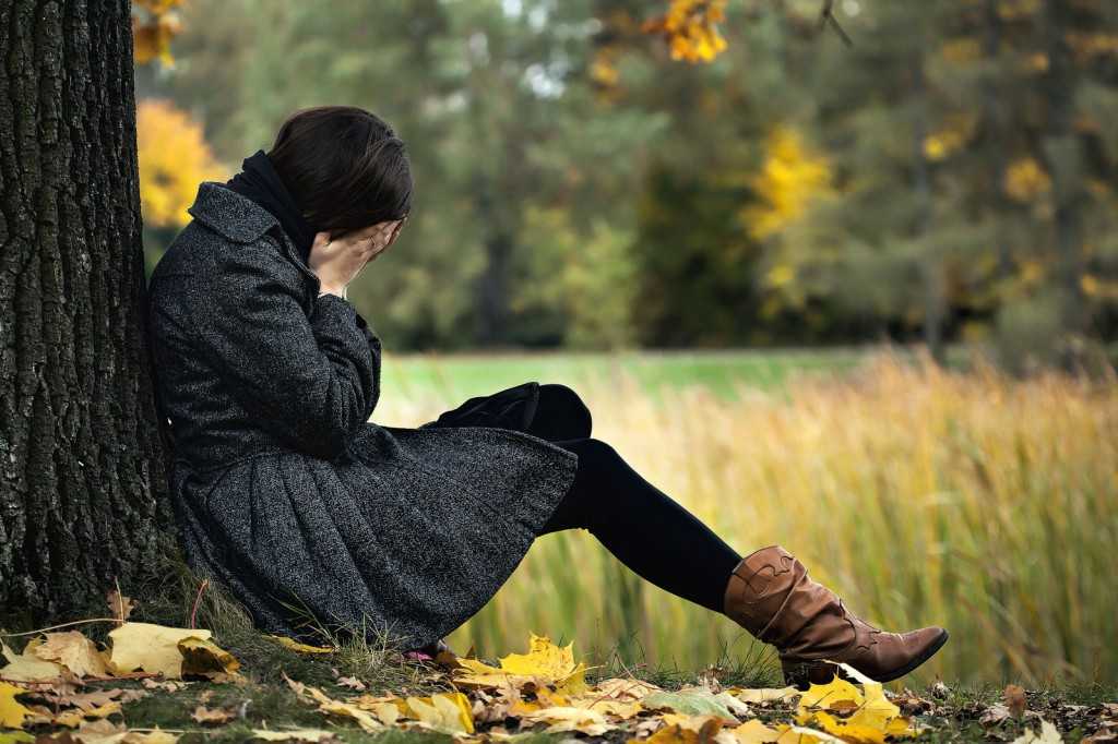 Осенняя депрессия: что это, причины возникновения и симптомы обострения, как справиться с осенней хандрой.