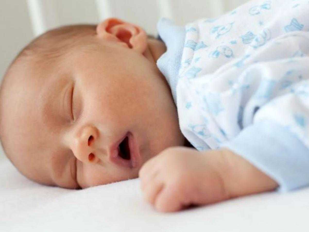 Ребенок год хрюкает носом. Младенец. Ребенок хрюкает соплями. Храп у ребенка 2 месяца. Хрюкает новорожденный дыхание у новорождённого.