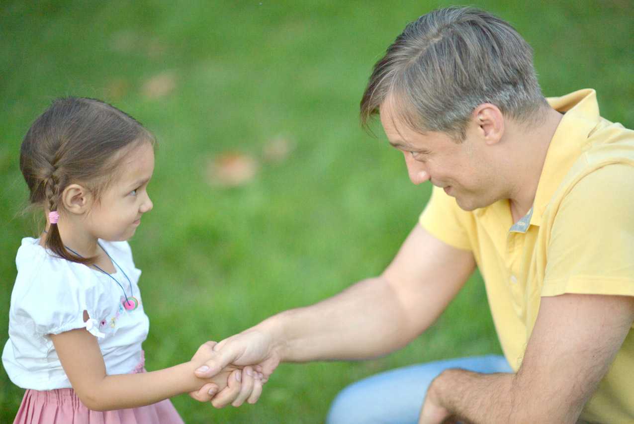 Застенчивый ребенок в семье: особенности его поведения и воспитания
