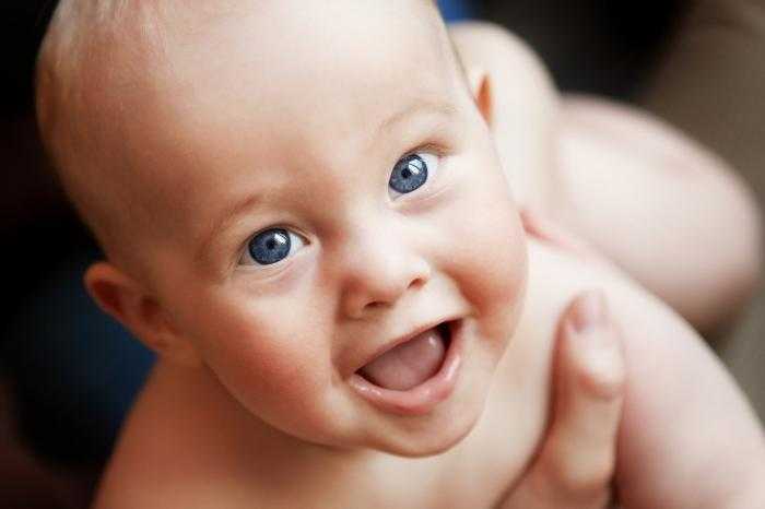 Когда ребенок начинает улыбаться: возрастные нормы и причины отклонений