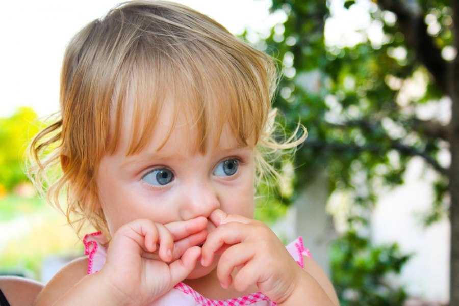 Ребенок грызет ногти: как отучить, причины и последствия