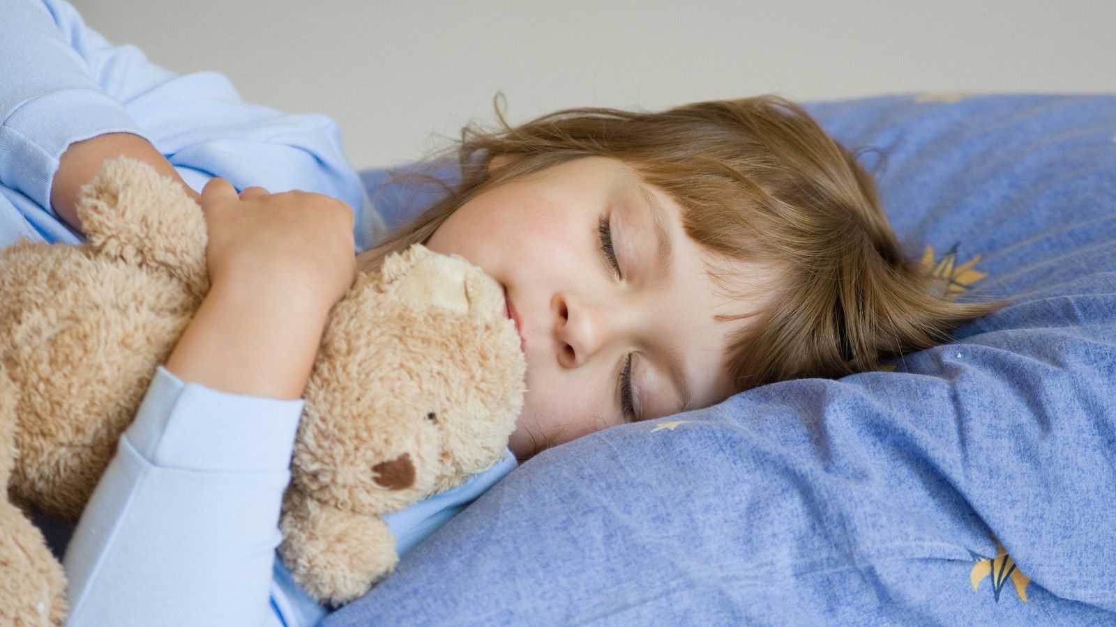 Почему ребенок скрипит зубами во сне - лечение, советы комаровского | во сне