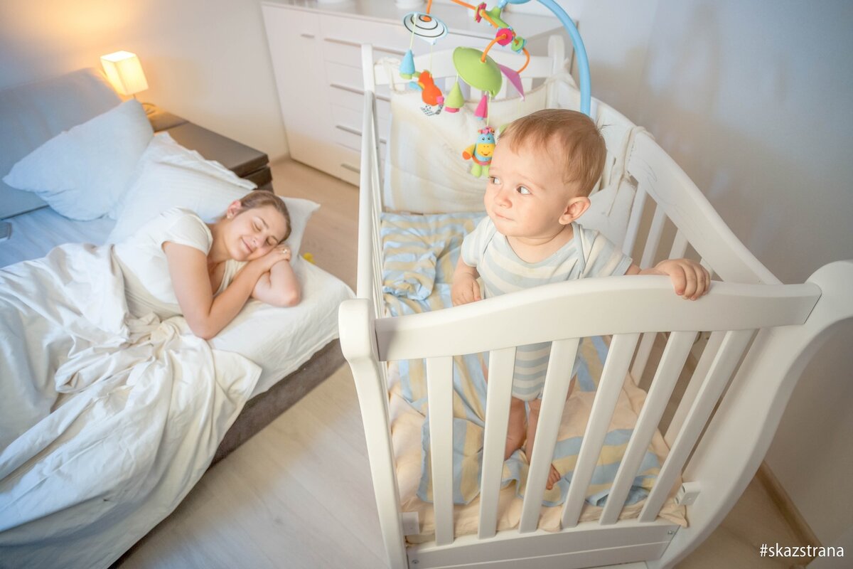 Советы психолога: когда приучать ребенка спать в своей кровати — российская газета