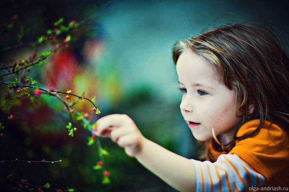 Дети очень любознательны. Любопытство эмоция. Ребенок познает мир. Эмоция интерес. Познание детей.