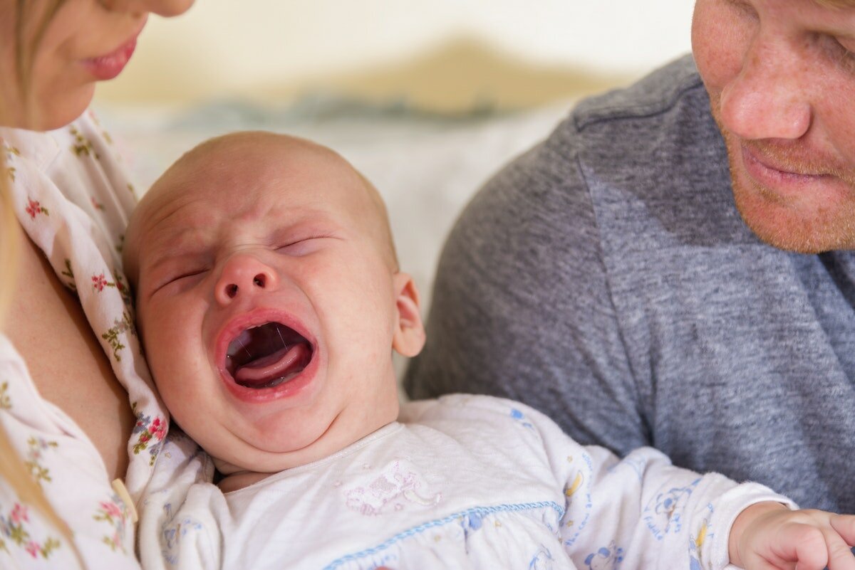 Кричит после кормления. Малыш плачет. Новорожденный. Крик младенца. Крик новорожденного ребенка.