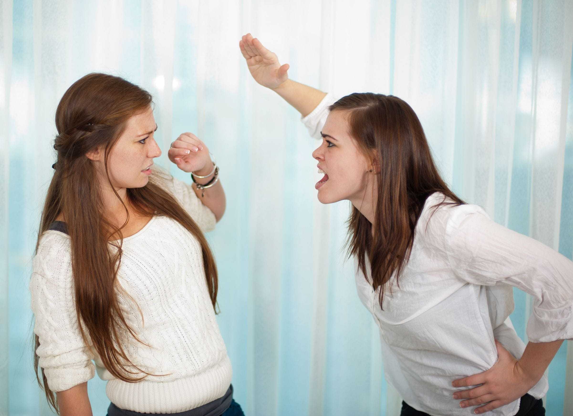 Сестра сильнее всех. Девушки ссорятся. Подруги ссорятся. Сестры ссорятся. Подруги ругаются.