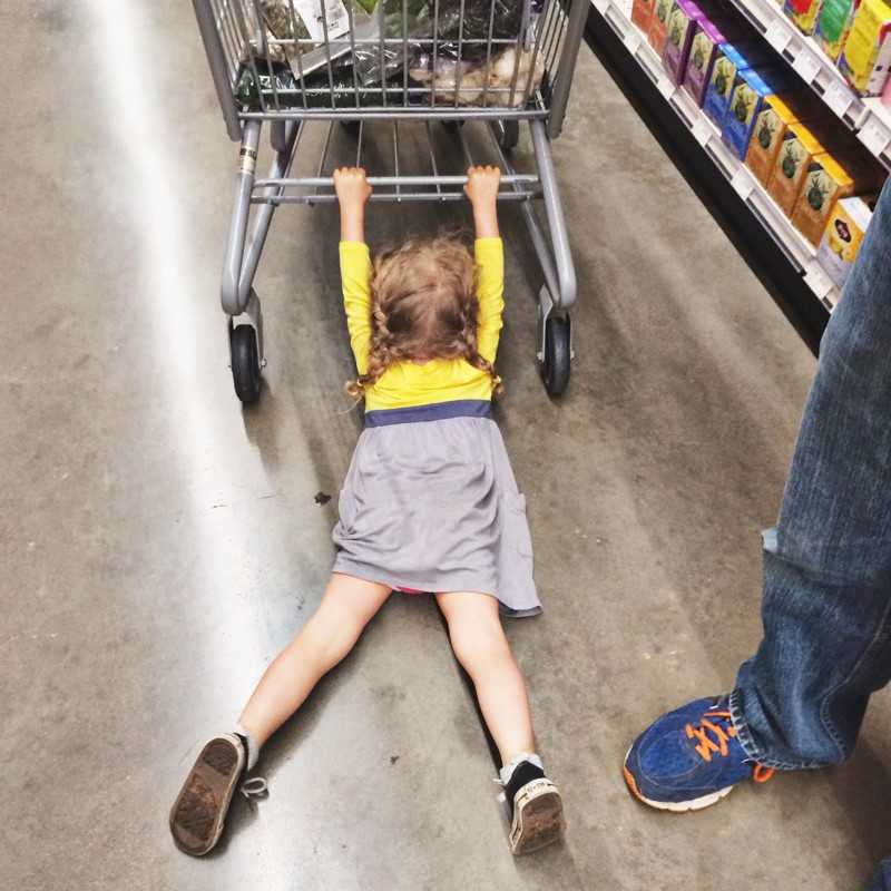Как ходить с ребенком по магазинам без слез и истерик: "купи!"