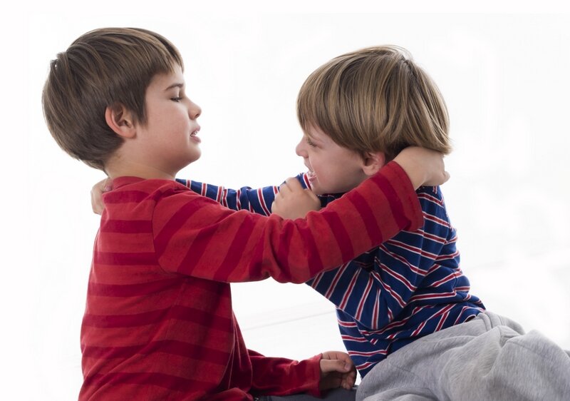 Агрессия у детей школьного возраста: причины, способы коррекции, правила для взрослых