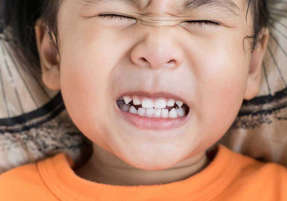 Скрип зубами во сне: причины у детей и способы лечения данного феномена