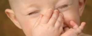 Кислый запах изо рта у ребенка: причины и лечение