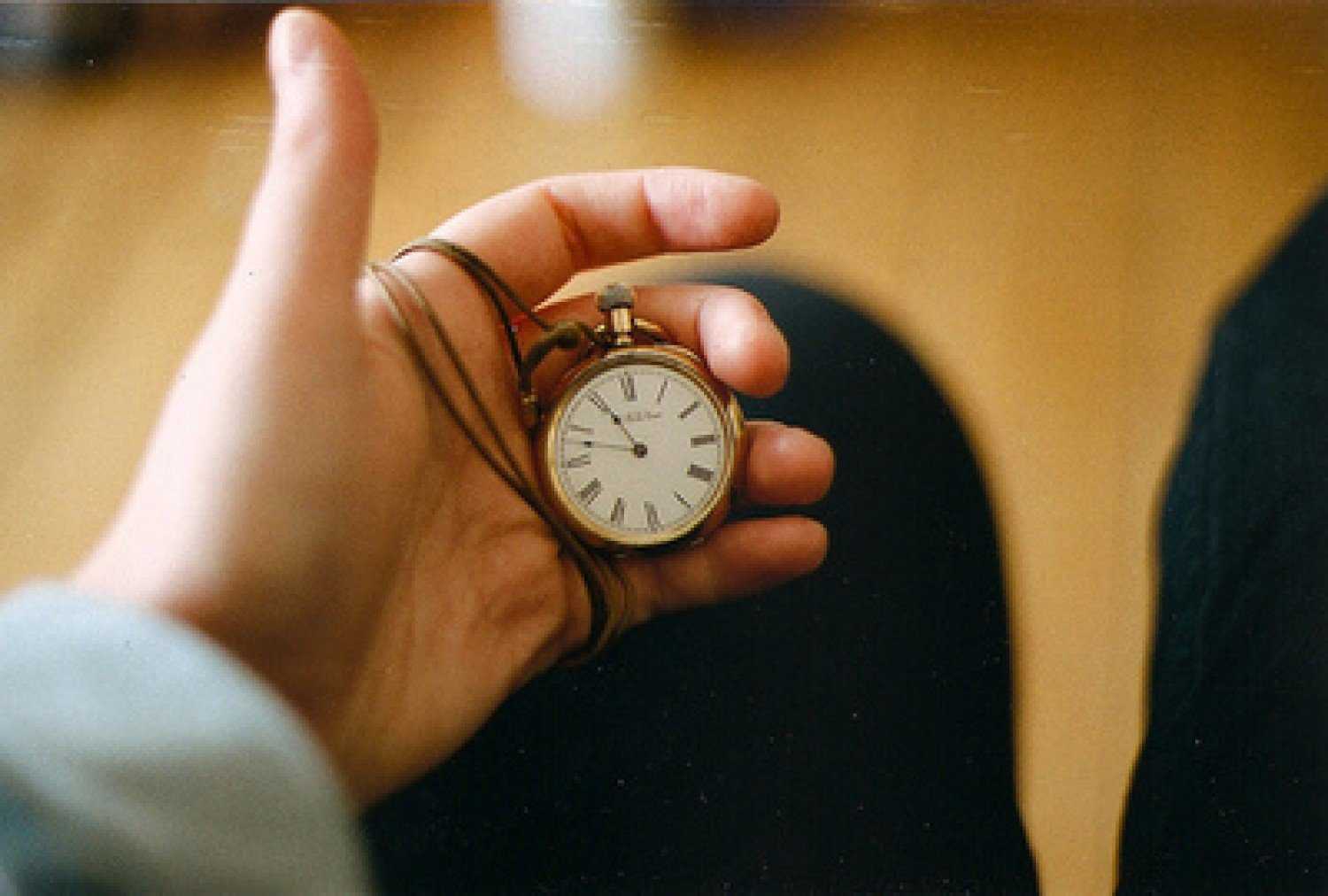 Хорошее время чем заканчивается. Ожидание часы. Часы пунктуальность. Пунктуальность Эстетика. Что такое пунктуальность в человеке.