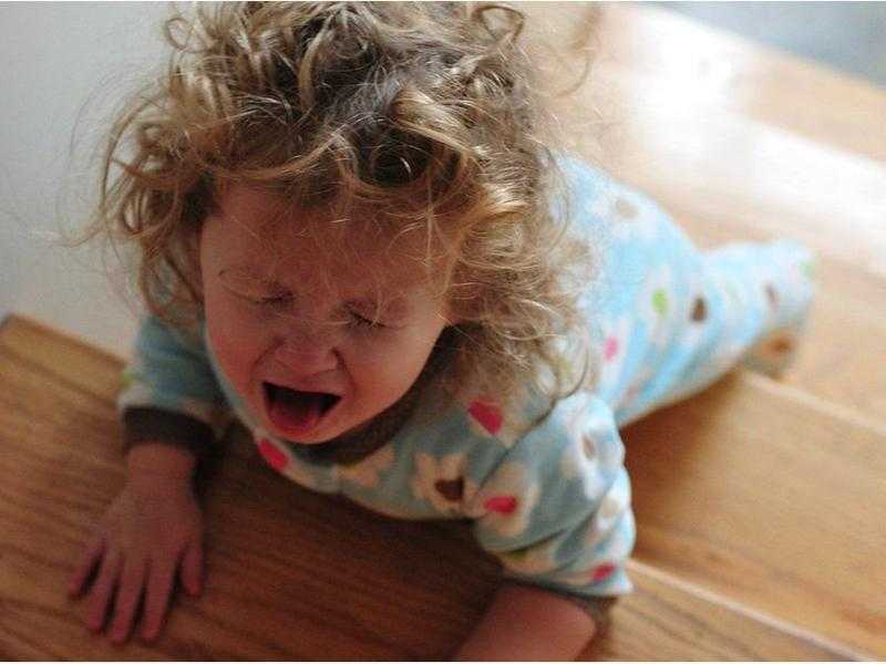 Почему грудной ребенок плачет? в чем причина и как его успокоить?
