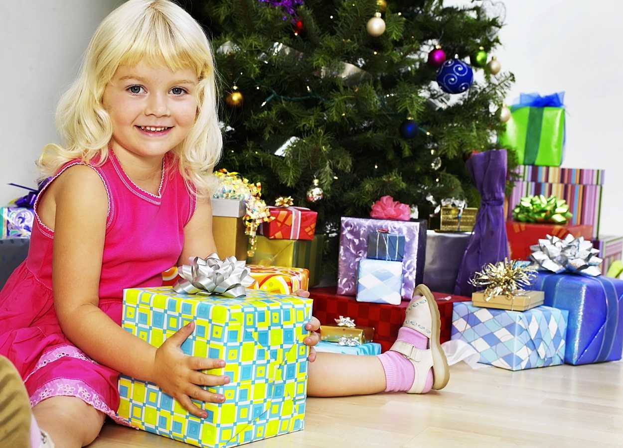 Почему не нужно везти подарки к новому году в детские дома